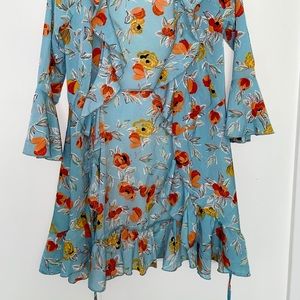 Super cute flowery dress!